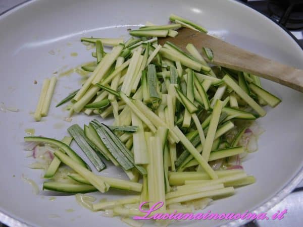 Mettere a soffriggere la cipolla in un filo'd'olio, poi aggiungere le zucchine, salare e cuocere per una decina di minuti.