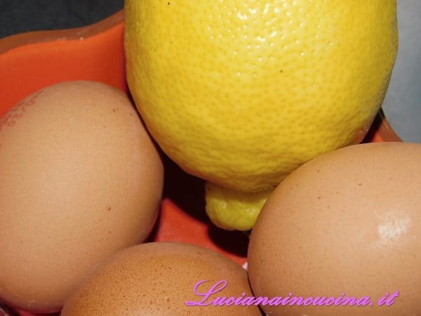 Grattugiare la buccia del limone