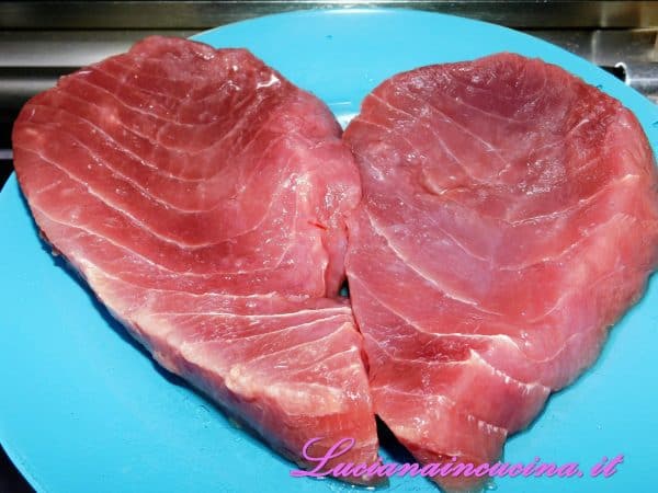 Prendere le bistecche di tonno ed ungerle leggermente con un filo d'olio.
