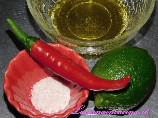 Mescolare 4 cucchiai d'olio extravergine d'oliva, il succo del lime un pizzico di sale ed il peperoncino affettato sottilmente.