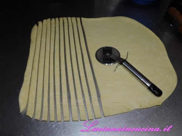 Ricavare tante strisce larghe 1 cm. con il taglia pasta.