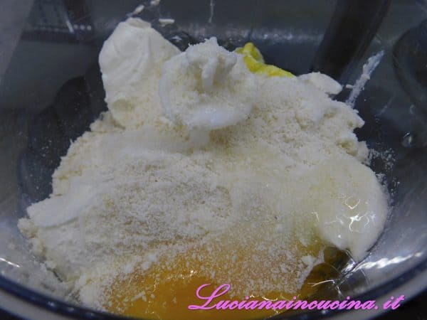 Inserire nel mixer la ricotta, il mascarpone, il sale, il formaggio grattugiato e le uova e frullare per 20 secondi.