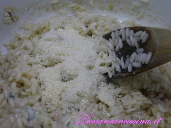 Ed infine il Parmigiano grattugiato, amalgamando tutti i sapori.