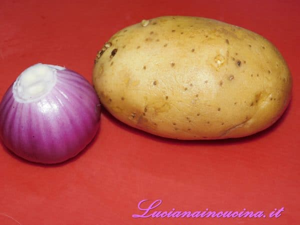 Preparare la cipolla e la patata per la base del piatto.