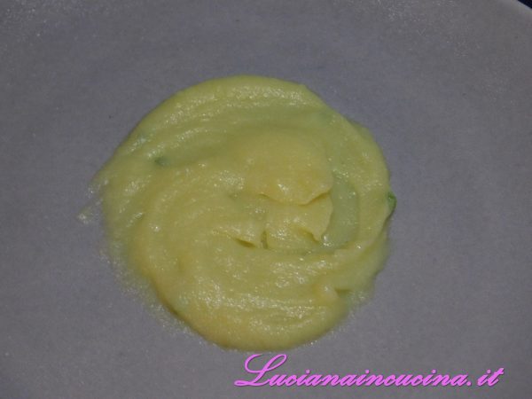 Al centro del piatto comporre la lasagnetta sovrapponendo la crema di patate. 