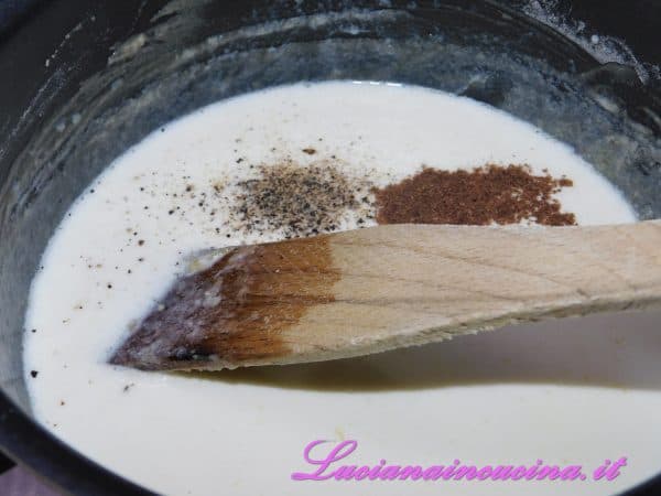 Unire a piccole dosi il latte mescolando bene per evitare di creare grumi, poi aggiungere il sale il pepe e una grattugiata di noce moscata.