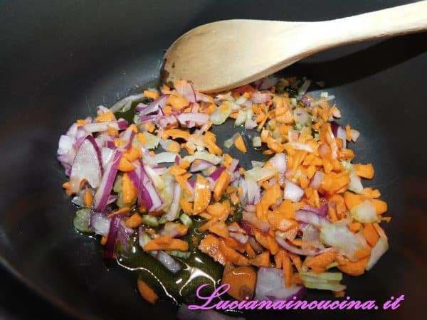 Preparare un soffritto con sedano carota e cipolla in un filo d'olio