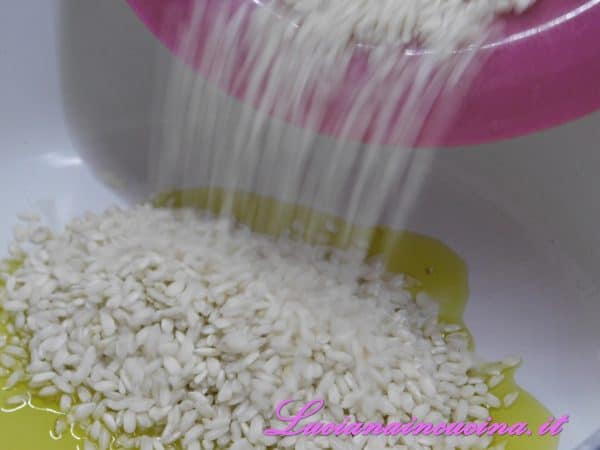 Versare il riso nella casseruola e farlo tostare per un paio di minuti.