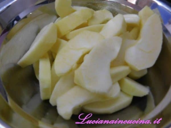 Sbucciare le mele e tagliarle a spicchietti, irrorandole con un pò di succo di limone per evitare che si ossidino.