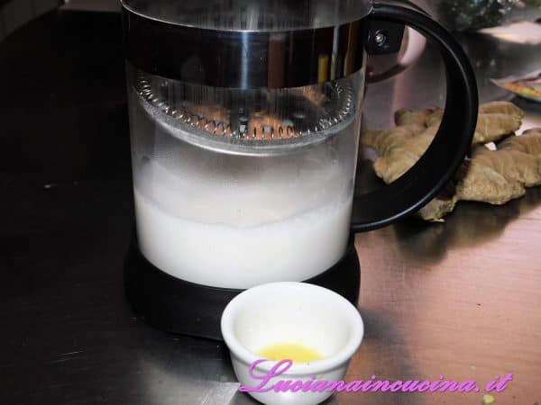 Inserirlo nel monta latte per cappuccino ed ottenere una schiuma compatta.