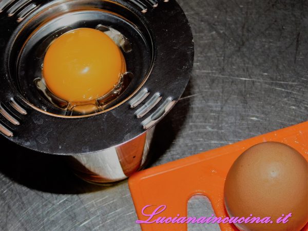 Prendere un uovo già lavato, con una forbicina aprire la calotta inferiore ed estrarne il contenuto dividendo il tuorlo dall'albume.