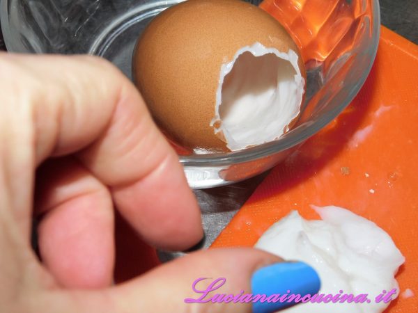Sciacquare con cura l'interno dell'uovo, poi rivestire l'interno di purea di totano, con estrema delicatezza, facendo aderire bene la purea evitando di lasciare spazi vuoti.