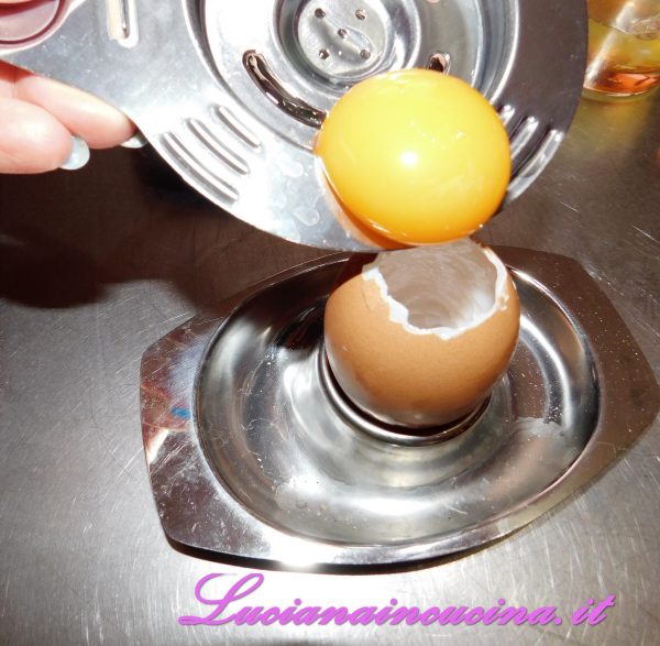 Ora inserire solo il tuorlo all'interno dell'uovo.