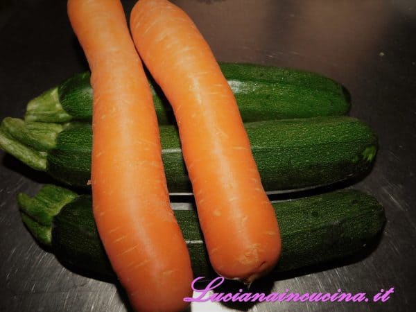 Lavare bene le verdure e ridurle a julienne.