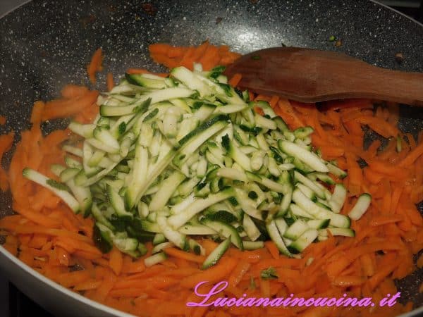 Cuocere in una padella con un filo d'olio extravergine d'oliva prima le carote per circa 5 minuti, poi aggiungere anche le zucchine. Quando saranno leggermente appassite, salare.