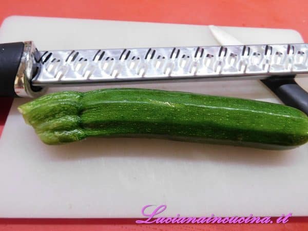 Grattugiare la parte verde della zucchina