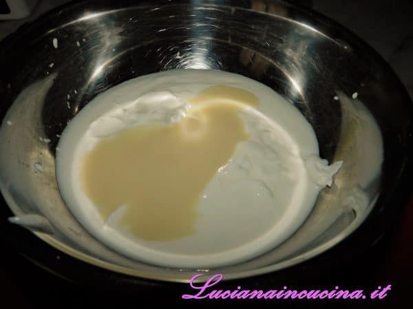 Mischiare lo yogurt con il latte condensato.