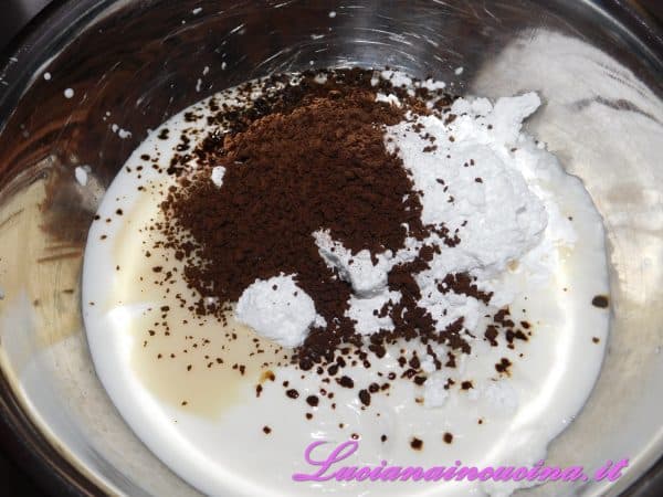 Aggiungere la polvere di caffè solubile e lo zucchero a velo.