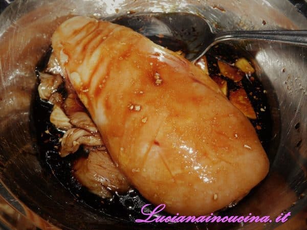 Inserire il petto di pollo ed il condimento ottenuto in una busta per la cottura a bassa temperatura.