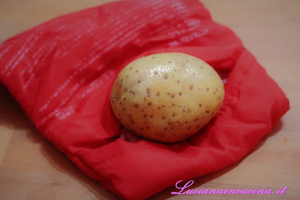 Lessare la patata per 4 minuti nell'apposito sacco per microonde (oppure nella maniera tradizionale).