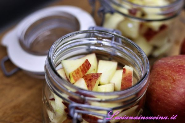 Riempire due vasetti con le mele così aromatizzate.