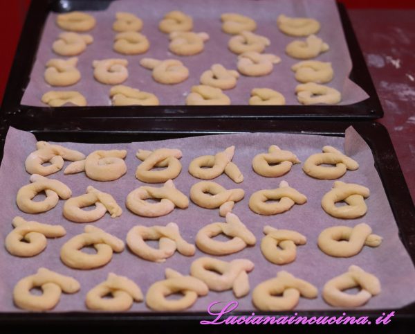 Adagiare i biscotti leggermente distanziati tra loro in una teglia ricoperta di carta forno.