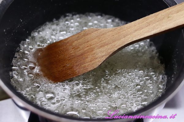 Quando lo zucchero si è sciolto completamente smettere di mescolare e continuare a cuocere fino ad ottenere un colore ambrato.