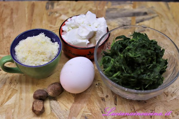 Inserire gli spinaci strizzati nel mixer insieme alla ricotta, al grana grattugiato, un uovo, un pizzico di sale ed una grattugiata di noce moscata.