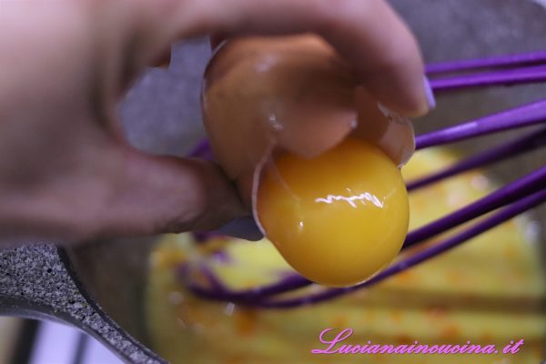 Quindi inserire il tuorlo d'uovo mescolando velocemente per incorporarlo.