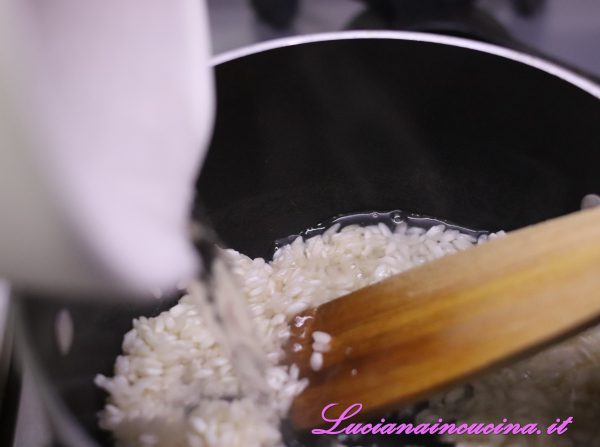 Proseguire la cottura del riso con del brodo vegetale.