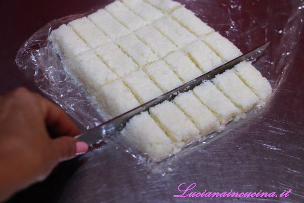 Estrarre il panetto dal frigo e tagliarlo in barrette di circa 4-5 cm. x 2 modellandole con le mani e arrotondandone le estremità.