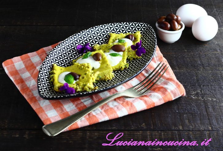 Frittata con zucchine, olive e squacquerone