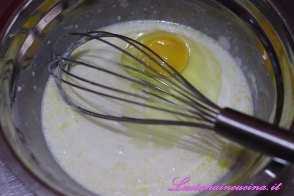 Aggiungere l'uovo, il sale ed il burro sciolto amalgamando bene tutti gli ingredienti. Poi lasciare coperto a riposare per una decina di minuti.