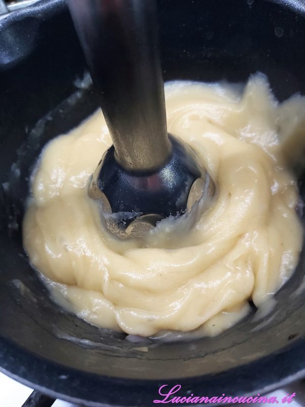 Poi ridurre in crema con l'aiuto del frullatore ad immersione. Aggiustare di sale e pepe ed emulsionare con un goccio d'olio extravergine d'oliva.