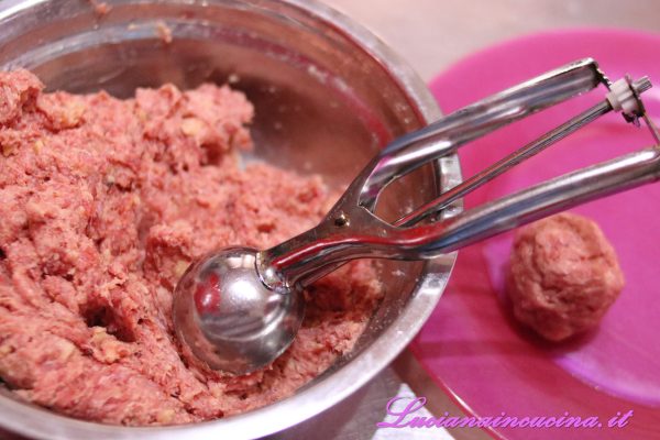 Con il forma palline da gelato prelevare un pò di carne e formare le polpette tutte della stessa misura.