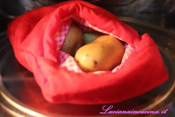 Lessare le patate (io impiego solo 4 minuti cuocendole nel microonde a 750W, girando il sacchetto dopo 2 minuti).