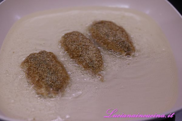 Friggerle in olio di semi di arachide a 170°C (fare la prova stecchino) su ambo i lati fino a doratura.