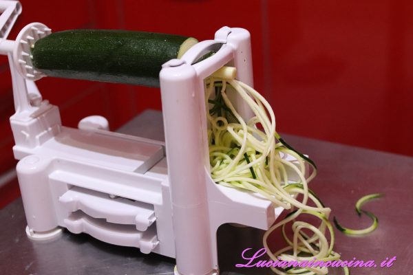 Lavare le zucchine e, con l'apposito attrezzo, ricavare gli spaghetti vegetali.