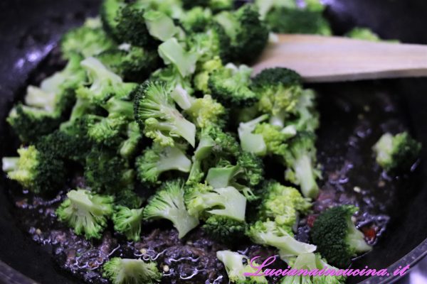 Versare le cimette di broccolo lessate e ripassarle per un paio di minuti.