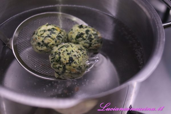 Lessare i canederli per 2 minuti in acqua bollente salata, poi prelevarli con una schiumarola ed ungerli con un filo d'olio.
