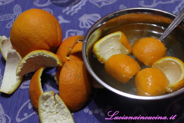 Lavare con cura le arance poi sbucciarle a spicchi.