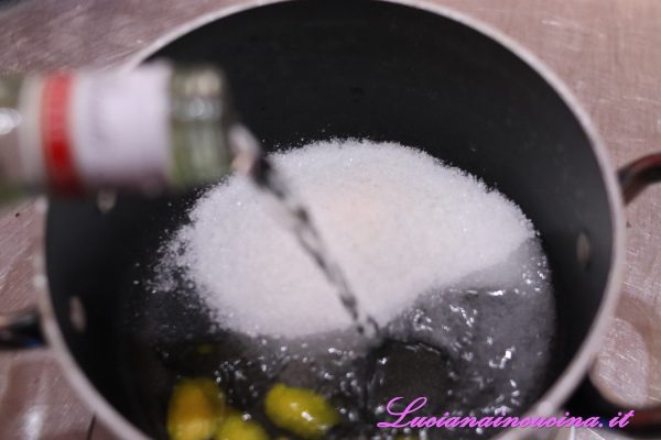 In un pentolino inserire lo zucchero, le scorze ed un po' di succo del limone,  poi versare il rum bianco e un pizzico di sale.