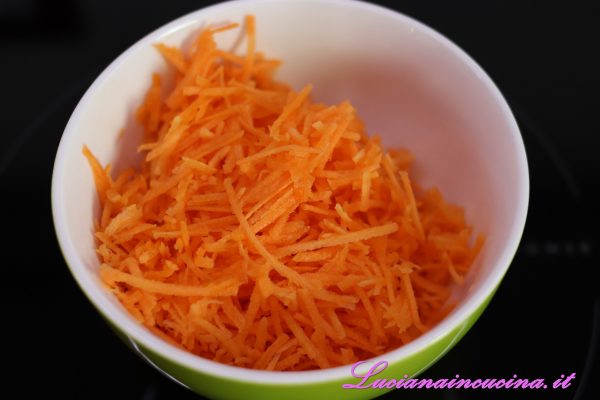 Sbucciare e grattugiare finemente le carote poi tenerle da parte.