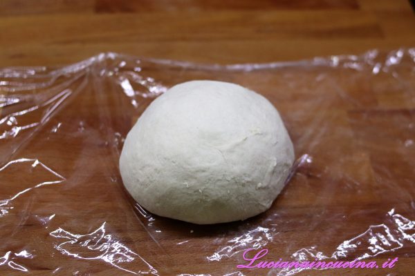 Formare una palla, coprirla con pellicola per alimenti e lasciar riposare a temperatura ambiente per 30 minuti.