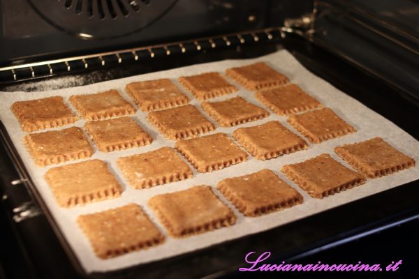 Adagiare i biscotti in una teglia rivestita di carta forno e cuocere a 180°C per 15 minuti in modalità ventilata.
