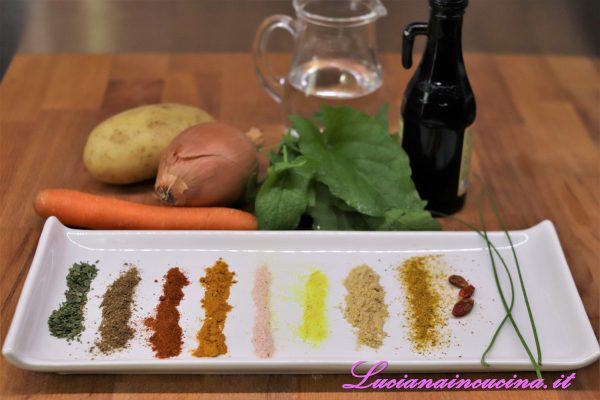 Preparare tutte le verdure e le spezie che ci serviranno.
Sbucciare la patata, la cipolla e la carota e grattugiarle.