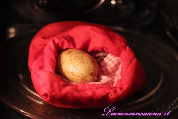 Lessare le patate con il sacchetto magico in 4 minuti al microonde, potenza 750watt.