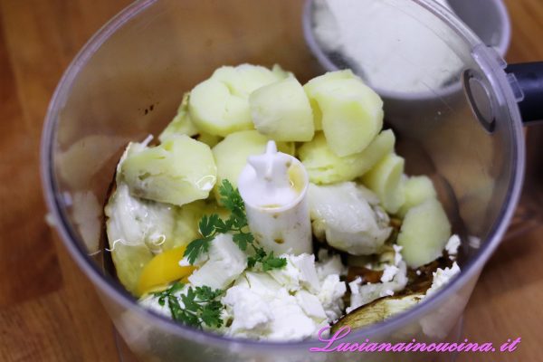 Aggiungere le patate sbucciate e tagliate a tocchetti,  il formaggio, l'uovo ed il prezzemolo e frullare.