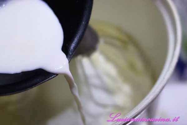 Unire il latte bollente.
