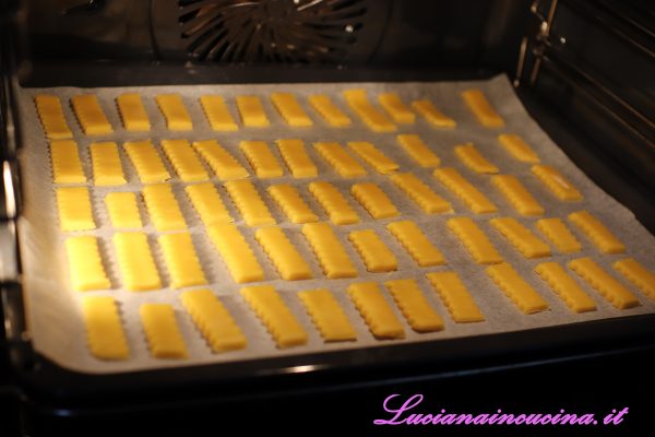 Cuocere a 180°C in modalità statica per circa 15 minuti, fino a lieve doratura. Lasciar raffreddare i biscotti in teglia prima di spostarli.